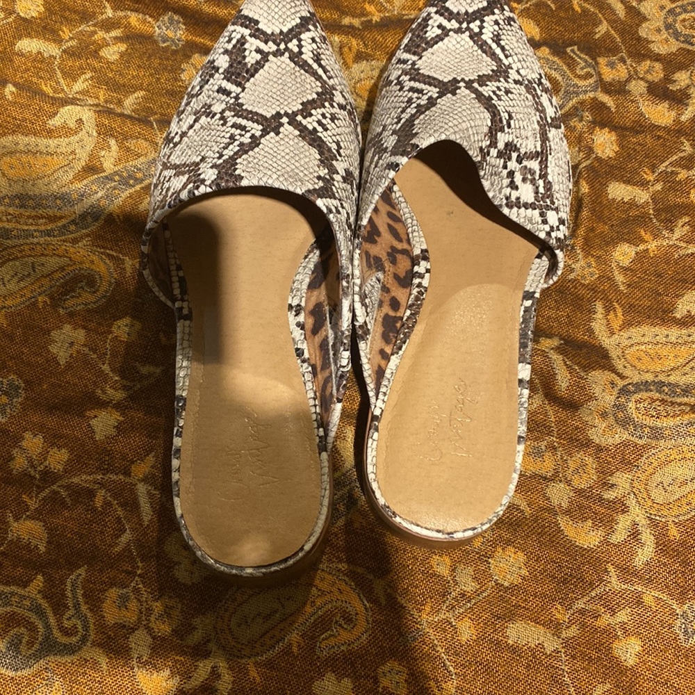 Snake print 9.5 flat slides